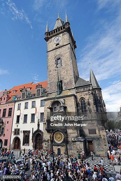 crowd of people at astronomical clock, prague, czech republic - astronomical clock prague stock pictures, royalty-free photos & images