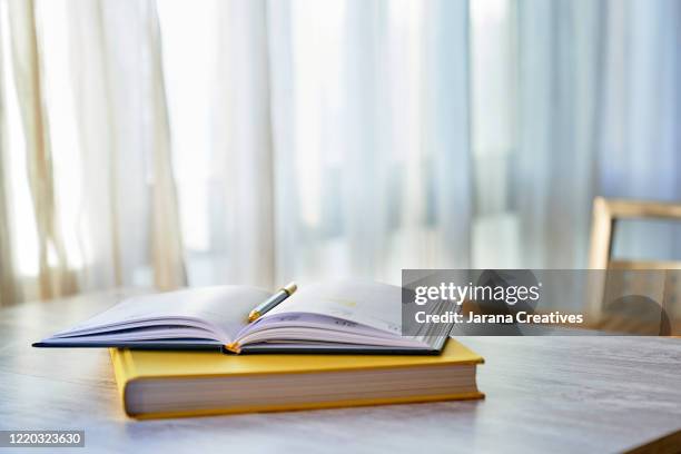 table with books - book table stockfoto's en -beelden