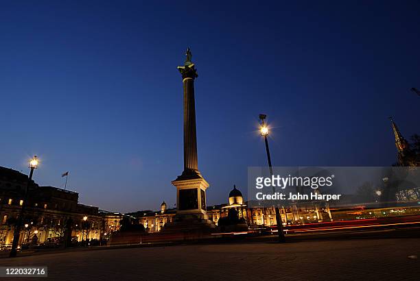 trafalgar square at twilight, london, u.k. - ネルソンの記念碑 ストックフォトと画像