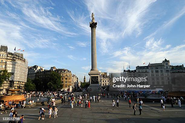 tourists in trafalgar square, london, u.k - trafalgar square stock pictures, royalty-free photos & images