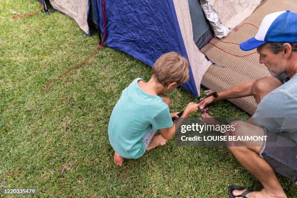 campeggio per famiglie nel cortile di casa - picchetto da tenda foto e immagini stock