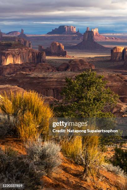 hunts mesa viewpoint, monument valley, usa. - monument valley tribal park photos et images de collection