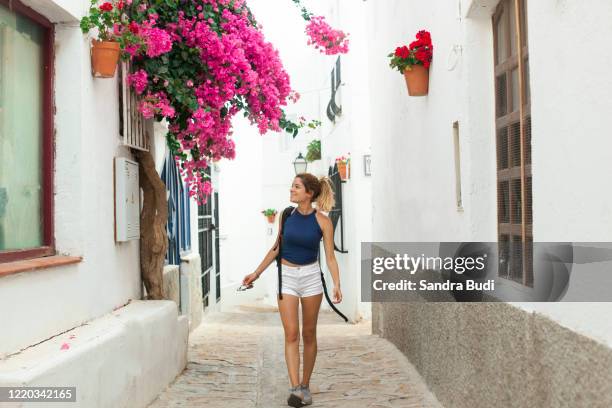chica caminando por un pueblo - almeria stock pictures, royalty-free photos & images