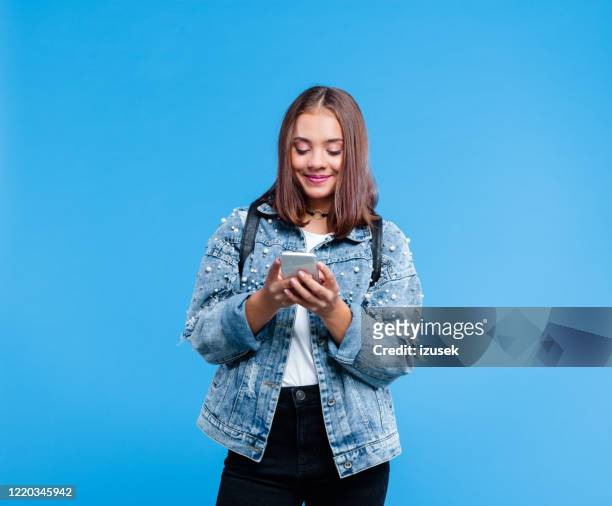 retrato de estudiante de secundaria usando teléfono inteligente - chica adolescente fotografías e imágenes de stock