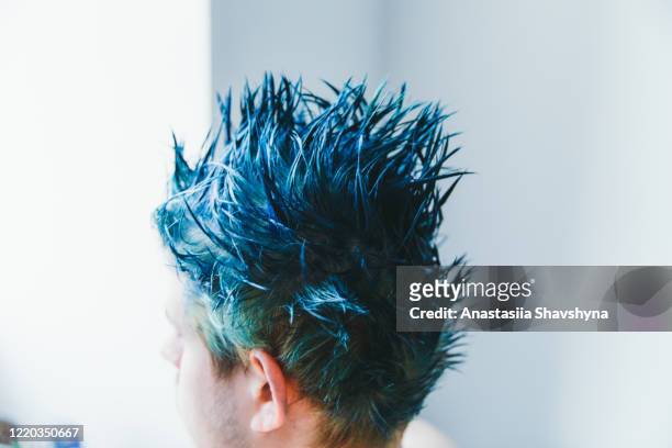 decidiu ter mais cores em sua vida e tintura de cabelo com azul brilhante durante a estadia em casa - beauty salon ukraine - fotografias e filmes do acervo