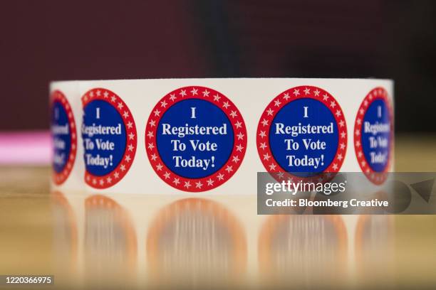 american voting sticker - registre photos et images de collection