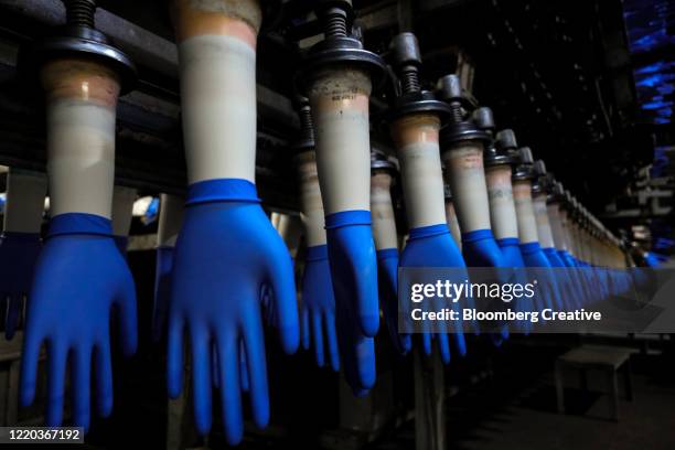 rubber protective gloves - látex fotografías e imágenes de stock