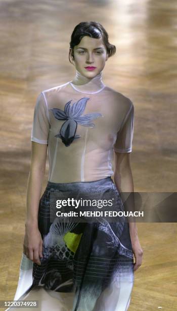 Photo d'un modèle du créateur japonais Yohji Yamamoto qui défile le 07 juillet 2002 à l'Opéra Garnier à Paris. M. Yamamoto présente sa collection de...