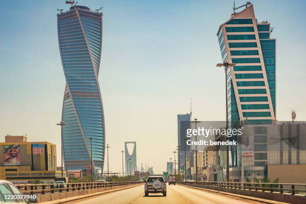 king fahd road en wolkenkrabbers in riyadh saoedi-arabië - riyad stockfoto's en -beelden