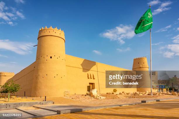 masmak fort qasr al-masmak in riad saudi-arabien - old saudi man stock-fotos und bilder