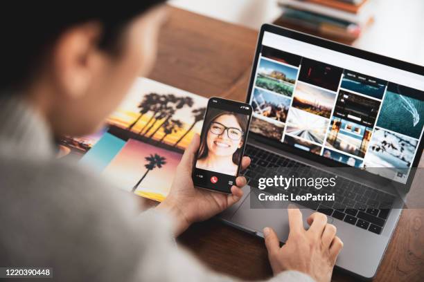 frau im chat mit einem freund in video-konferenz träumen reisen für die post-lockdown - bildarchiv stock-fotos und bilder