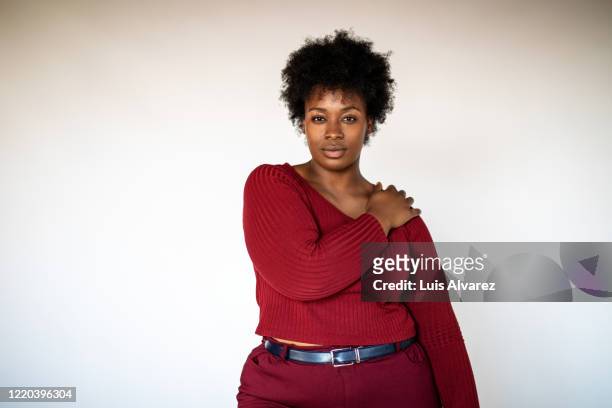 african american woman against white background - curvy black women stockfoto's en -beelden