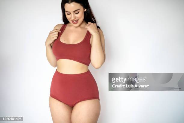beautiful chubby woman in lingerie - sostén fotografías e imágenes de stock