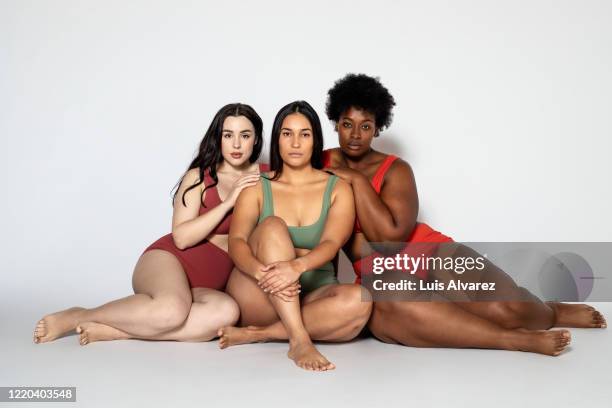 diverse women in underwear sitting together - voluptuoso fotografías e imágenes de stock