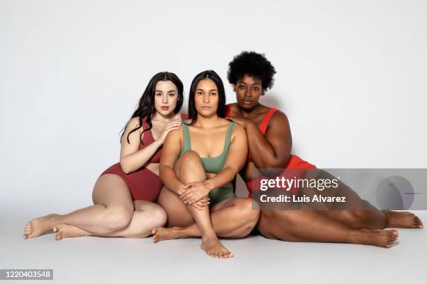diverse women in underwear sitting together - body positive stockfoto's en -beelden