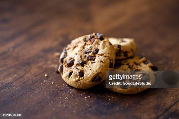 delicious chocolate chip cookies - chocolate chip cookies stock pictures, royalty-free photos & images