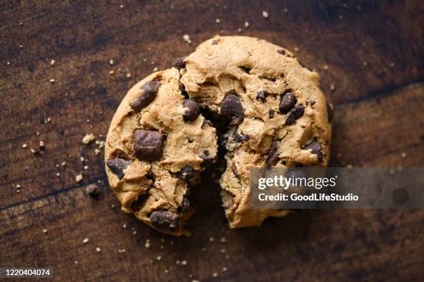 krispig choklad chip cookie - smula bildbanksfoton och bilder