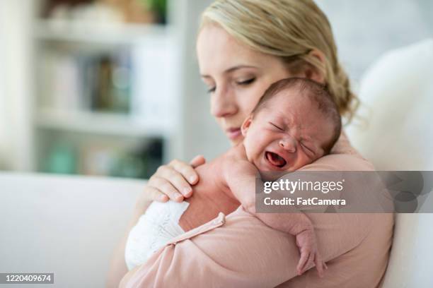 mãe e filho recém-nascido - cólica - fotografias e filmes do acervo