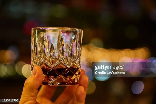 whisky in city background - bourbon whiskey 個照片及圖片檔