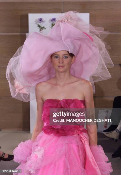 Un mannequin présente une robe de mariée rose fuchsia avec buste en fleur le 15 octobre 1999 à Paris, dans le cadre du salon "Oui au Mariage" qui se...