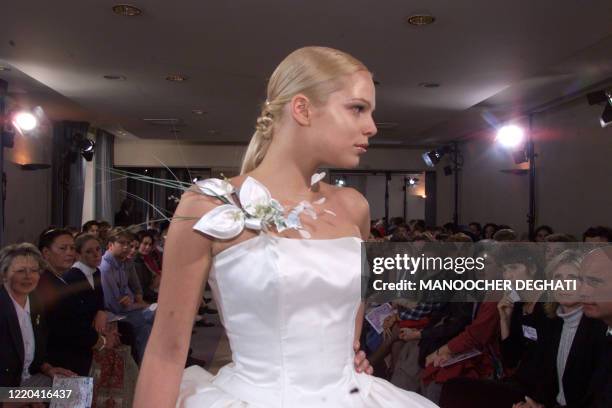 Un mannequin présente une robe de mariée blanche, le 15 octobre 1999 à Paris, dans le cadre du salon "Oui au Mariage" qui se tient jusqu'au 17...