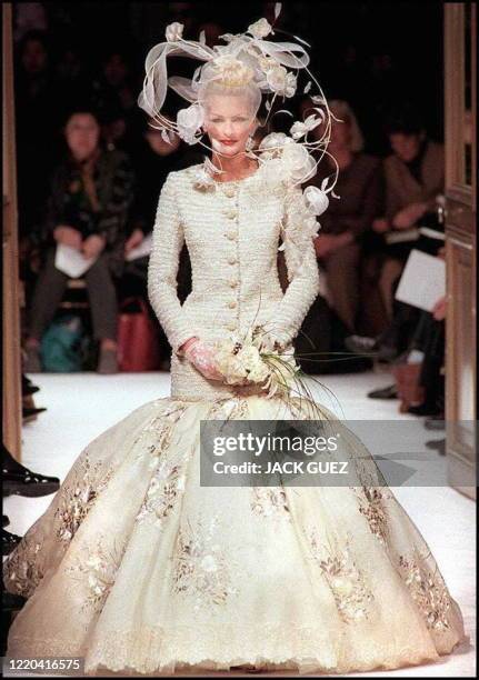 Model sports the wedding dress 20 January in Paris as part of Emanuel Ungaro's spring/summer Haute Couture collections. Un mannequin du couturier...