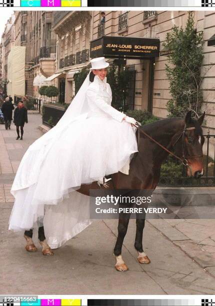 La championne de France de dressage, Carole Mille présente la robe de mariée de la collection Haute-Couture printemps-été 1997 de Jean-Louis...
