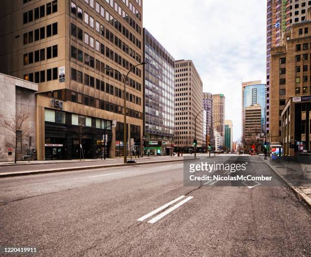 montreal deserted boulevard rené-lévesque durante la crisi di covid 19 - via principale foto e immagini stock