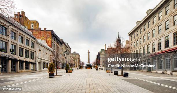 montreal deserta posto jacques-cartier su una vista panoramica nuvolosa giorno di primavera - old montreal street foto e immagini stock