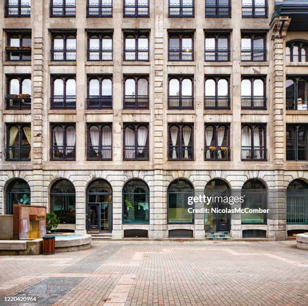 antigua fachada de edificio de apartamentos de lujo de montreal con espacio comercial en el primer piso - montreal city fotografías e imágenes de stock