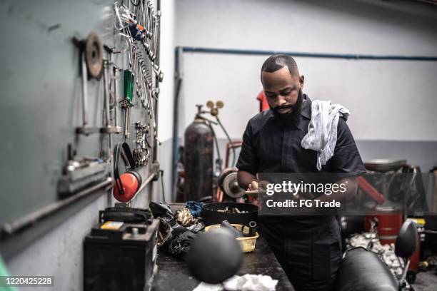 uomo che lavora con tablet in riparazione automatica - auto garage foto e immagini stock