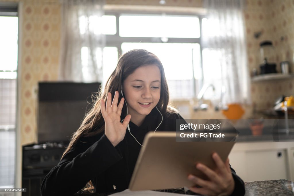 Meisje dat een videovraag via tablet thuis maakt