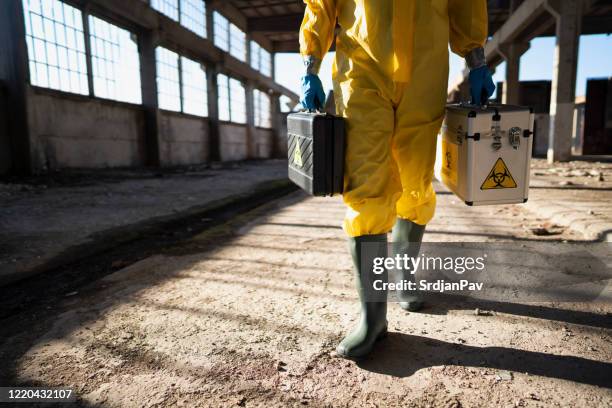 llegada para trabajar con toxinas y virus - armas de destrucción masiva fotografías e imágenes de stock