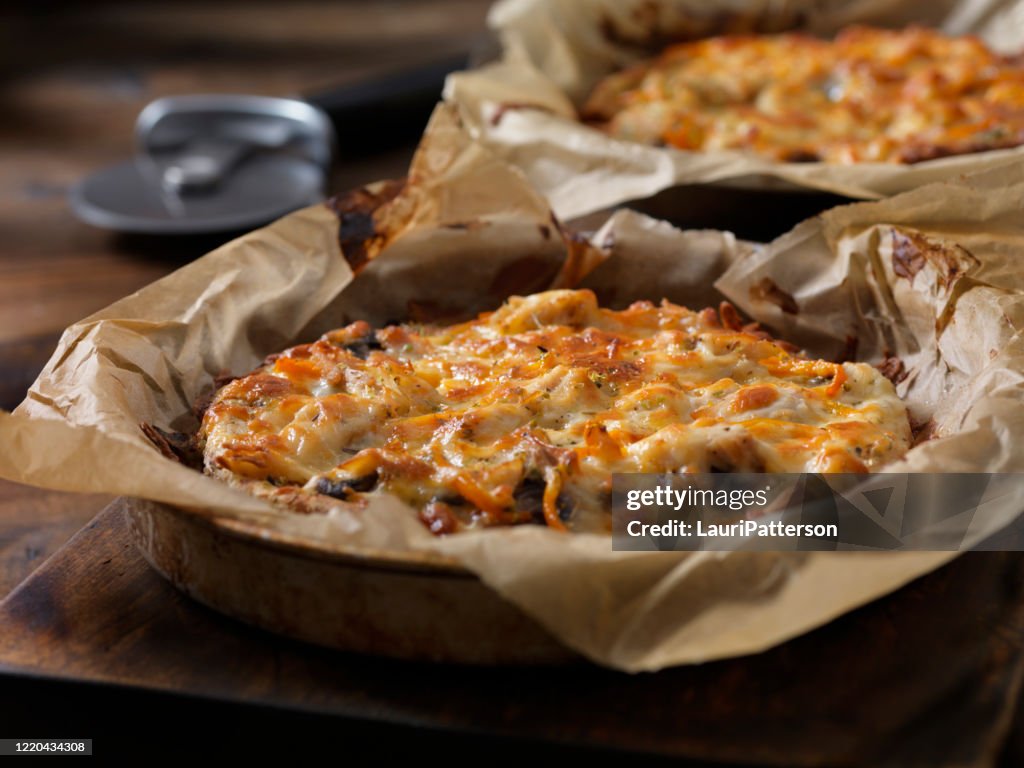 Piccola pizza di pollo arrosto in crosta sottile da 8" con salsa Alfredo, funghi e peperoni rossi sul pane Pita