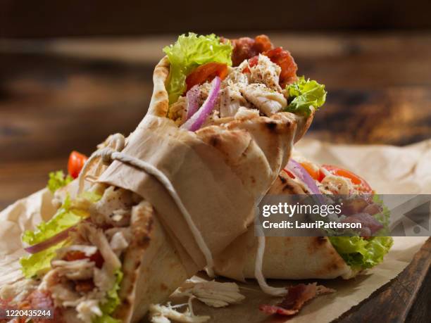 gebratenes huhn blt in einem pita brot wrap sandwich - tortilla sandwich stock-fotos und bilder