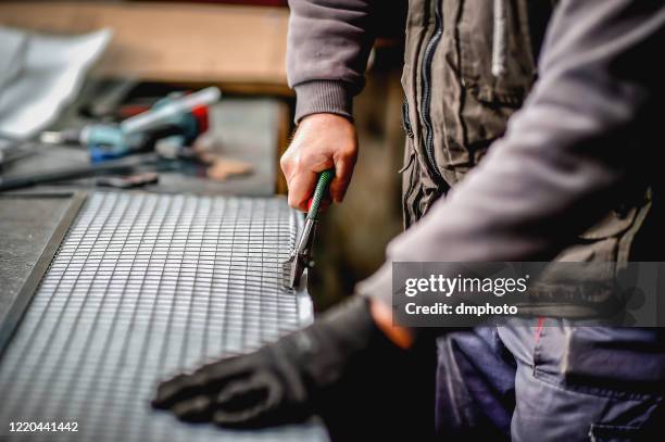 trabajador artesano en taller - wire mesh fotografías e imágenes de stock