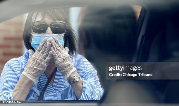 Donna Wielgolewski, profesora de historia en la secundaria Wheaton North, entrega bolsas de graduación y se despide el jueves 20 de mayo de 2020 en...