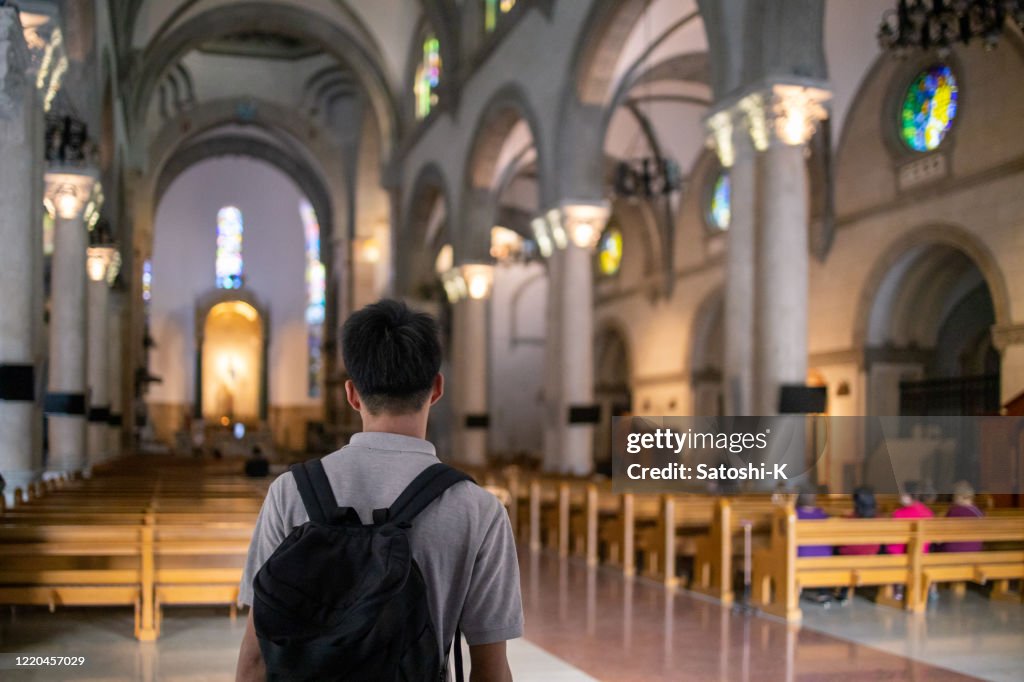 Teenager-Junge zu Besuch in der Kirche
