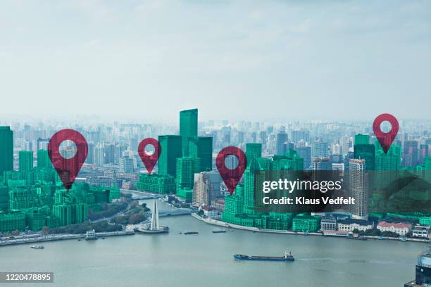 map pin flat on green cityscape and huangpu river - boat gps stockfoto's en -beelden