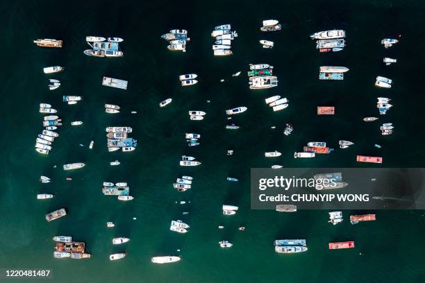 festgemachten boote aus sicht der drohne - oberteil stock-fotos und bilder