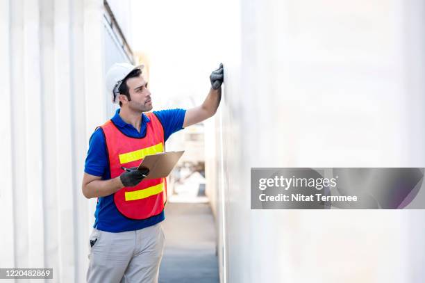 Warehouse Dock Note/note Warehouse Docks Worker Checking Consignment Note Against Containers At ...