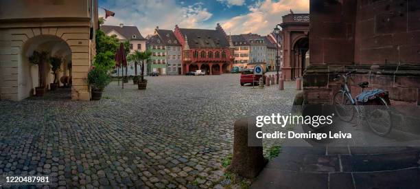 munsterplatz square in the historic old town of freiburg im breisgau, germany - freiburg im breisgau stock-fotos und bilder