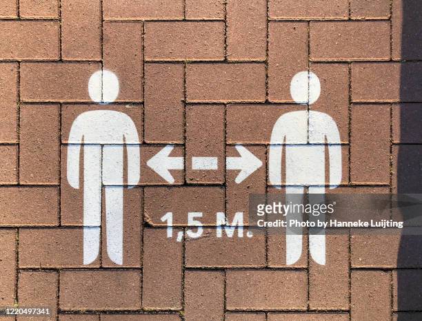 social distancing sign on pavement - social distancing stock pictures, royalty-free photos & images