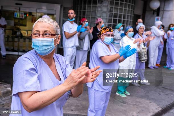 衛生工作者鼓掌。西班牙瓦倫西亞的冠狀病毒反應 - editorial 個照片及圖片檔