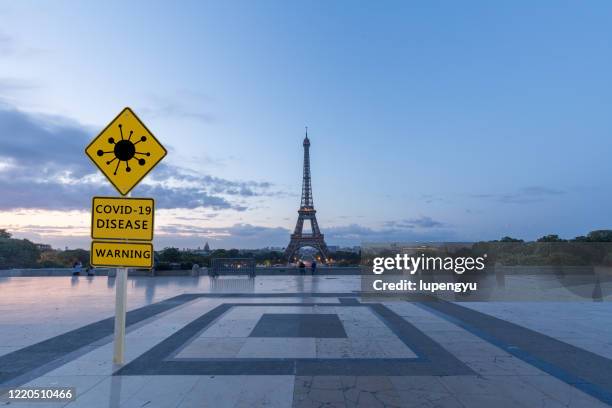covid-19 warning sign with eiffel tower,paris - france lockdown stock pictures, royalty-free photos & images
