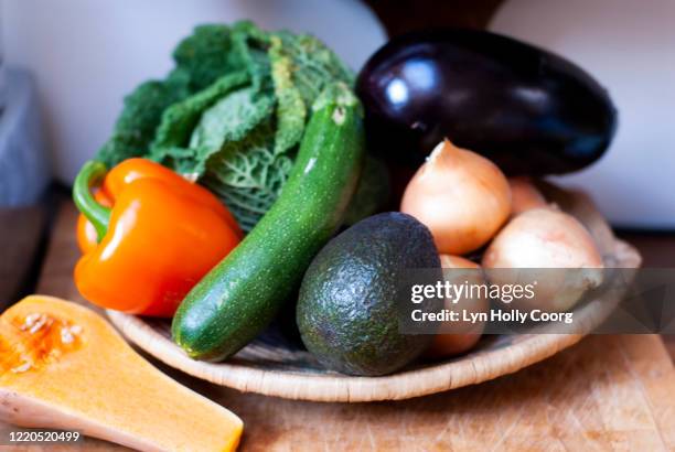 wooden bowl full of fresh vegetables - lyn holly coorg stockfoto's en -beelden