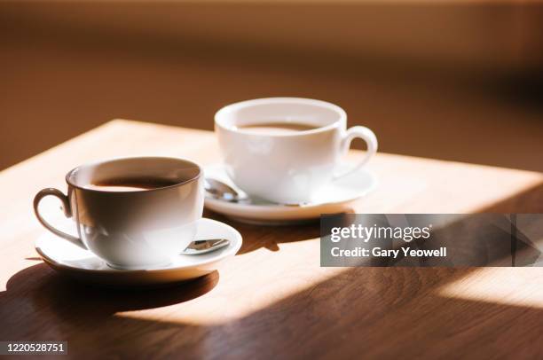 two cups of tea on a table - pires - fotografias e filmes do acervo