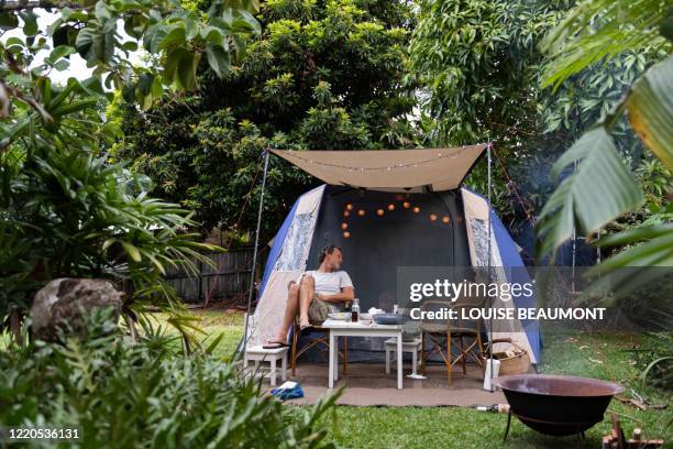 familie camping in achtertuin - tuinscherm stockfoto's en -beelden