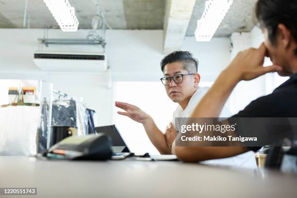 japanese businessmen meeting in their office - director office photos et images de collection