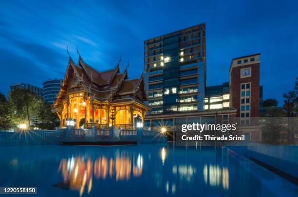 king rama v with prince siriraj statue pavilion in siriraj hospital - siriraj hospital - fotografias e filmes do acervo